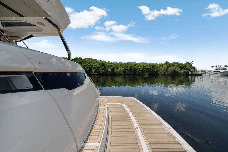 Manhattan 68 Yacht Photos Pics 