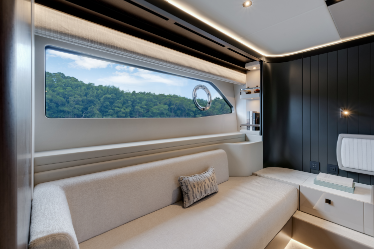 Manhattan 68 Yacht Photos Pics 