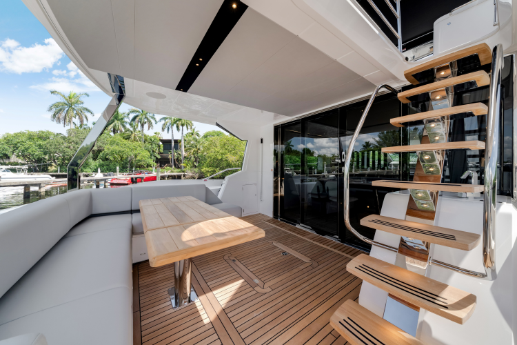 Manhattan 68 Yacht Photos Pics 