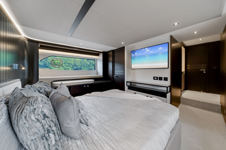 Manhattan 68 Yacht Photos Pics 