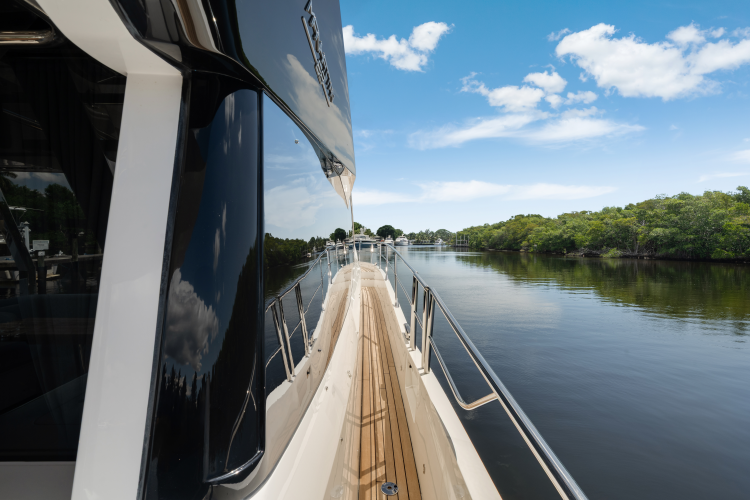 Manhattan 68 Yacht Photos Pics 