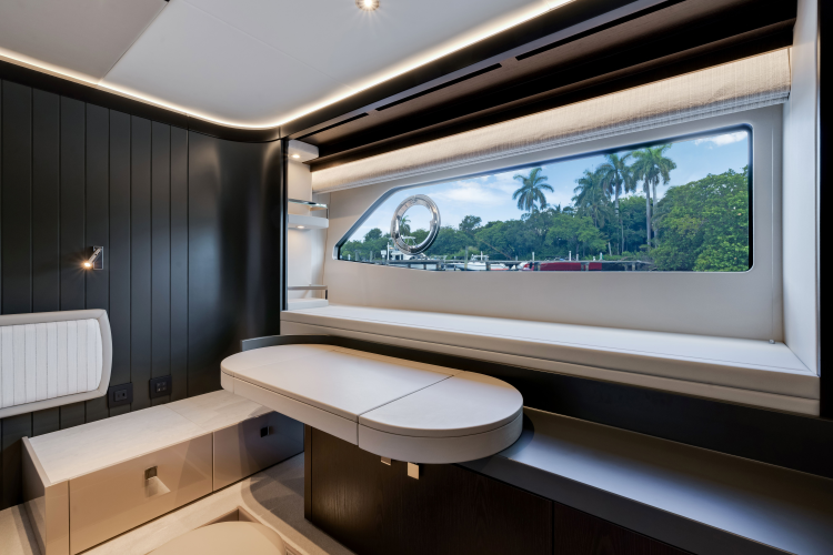 Manhattan 68 Yacht Photos Pics 