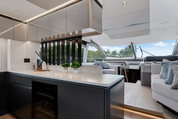 Manhattan 68 Yacht Photos Pics 