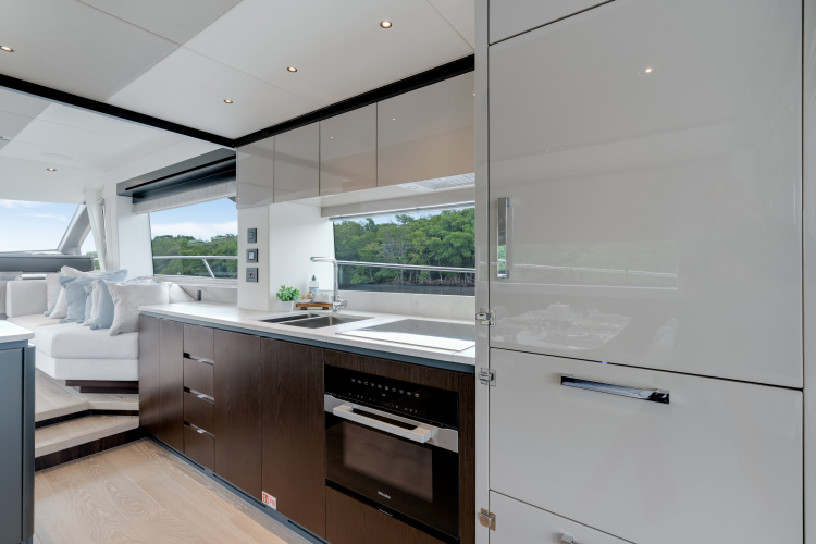 Manhattan 68 Yacht Photos Pics 