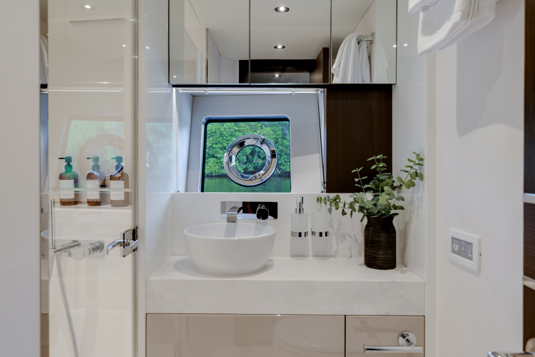 Manhattan 68 Yacht Photos Pics 