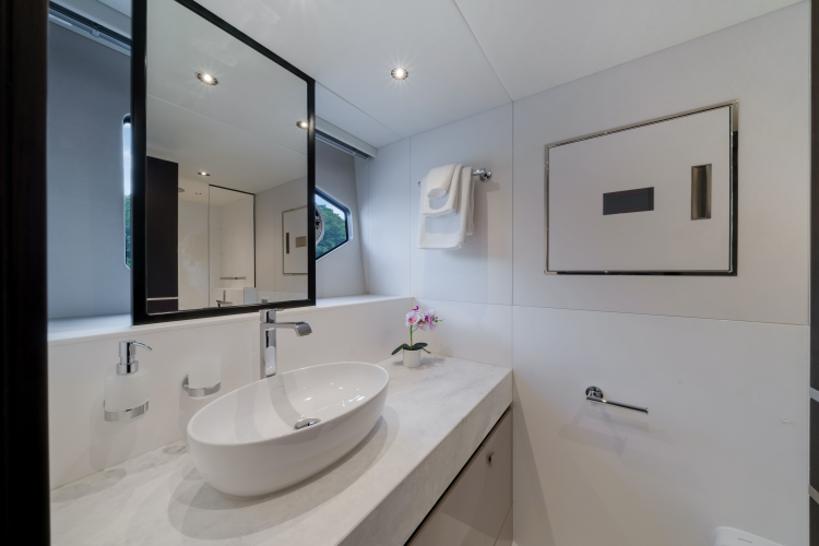 Manhattan 68 Yacht Photos Pics 