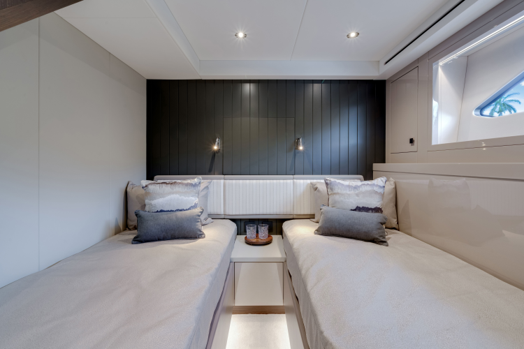 Manhattan 68 Yacht Photos Pics 