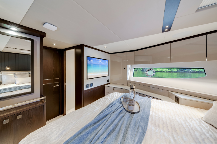 Manhattan 68 Yacht Photos Pics 