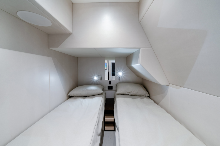 Manhattan 68 Yacht Photos Pics 