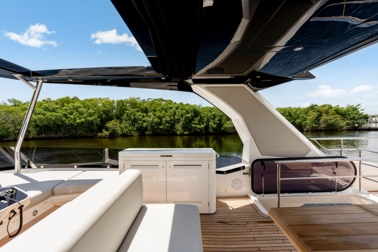 Manhattan 68 Yacht Photos Pics 