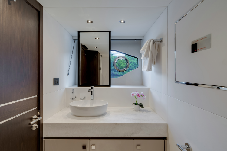 Manhattan 68 Yacht Photos Pics 