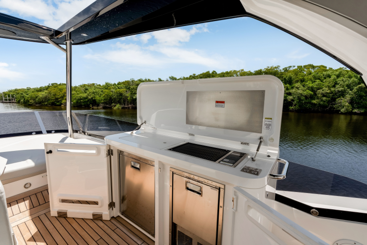 Manhattan 68 Yacht Photos Pics 