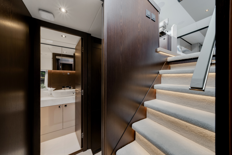 Manhattan 68 Yacht Photos Pics 