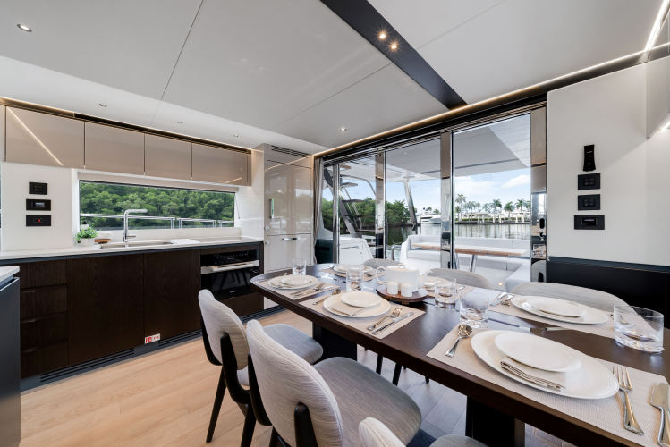 Manhattan 68 Yacht Photos Pics 