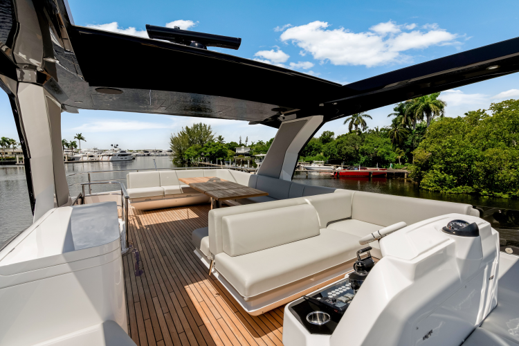 Manhattan 68 Yacht Photos Pics 