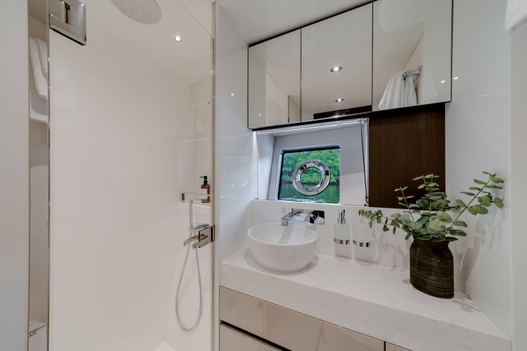 Manhattan 68 Yacht Photos Pics 