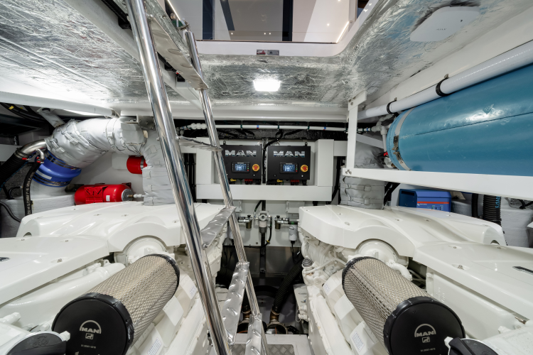 Manhattan 68 Yacht Photos Pics 