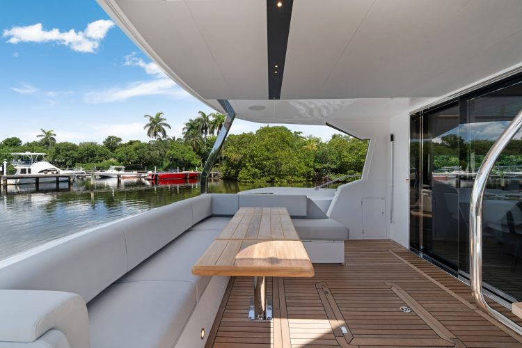 Manhattan 68 Yacht Photos Pics 