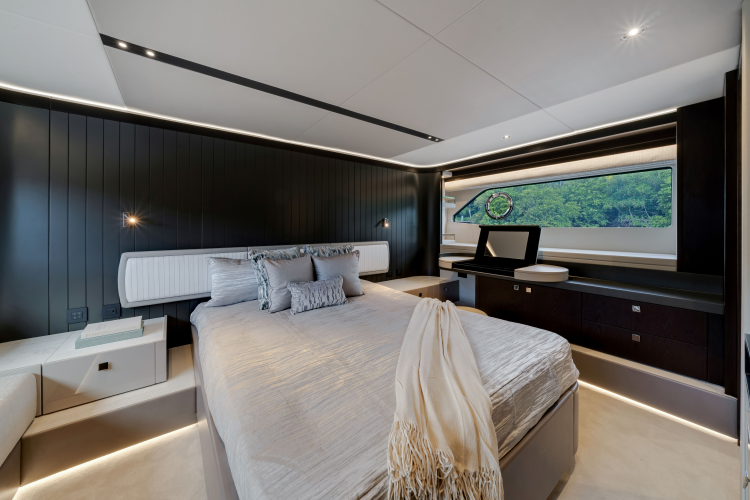 Manhattan 68 Yacht Photos Pics 