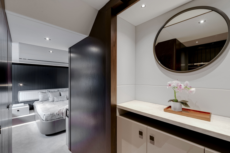 Manhattan 68 Yacht Photos Pics 