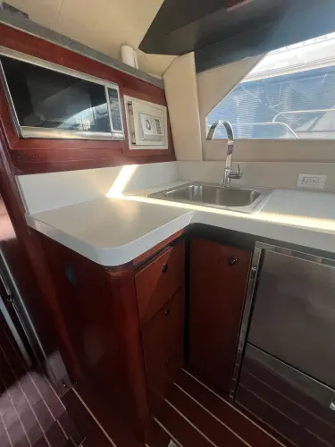 Uno Mas Yacht Photos Pics 