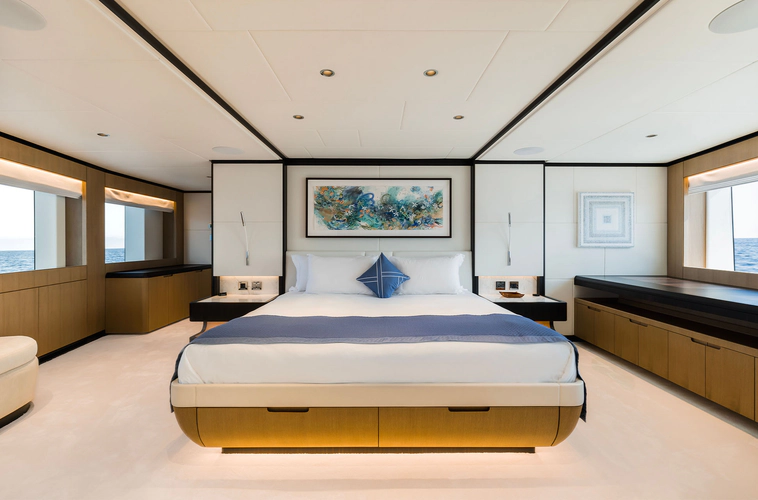 Majesty 120 Yacht Photos Pics 