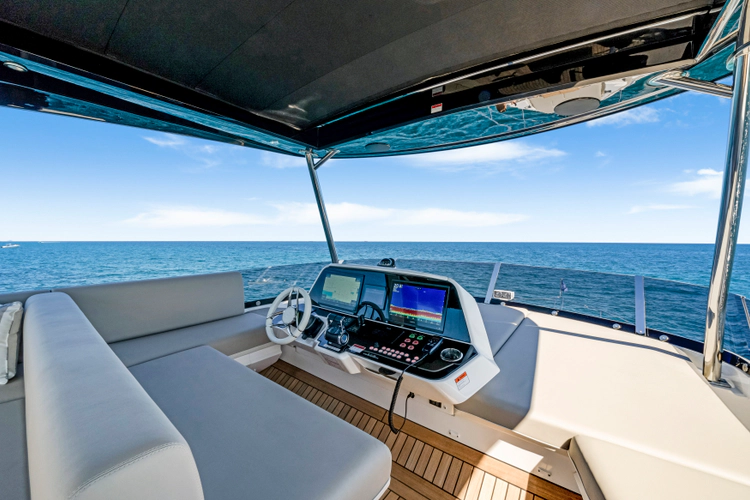 Manhattan 68 Yacht Photos Pics 