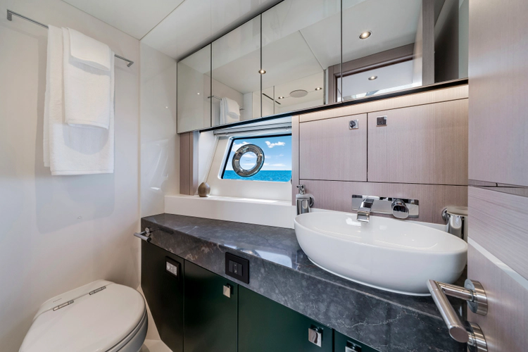 Manhattan 68 Yacht Photos Pics 