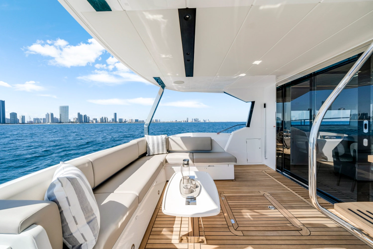 Manhattan 68 Yacht Photos Pics 