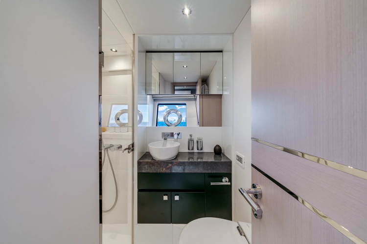 Manhattan 68 Yacht Photos Pics 