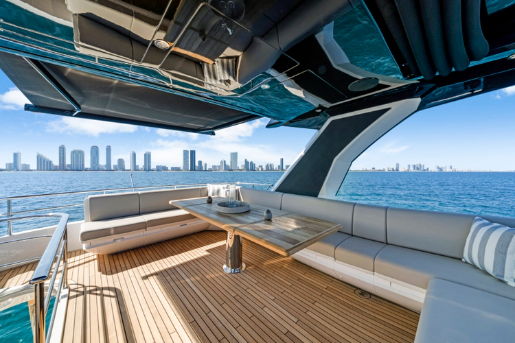 Manhattan 68 Yacht Photos Pics 