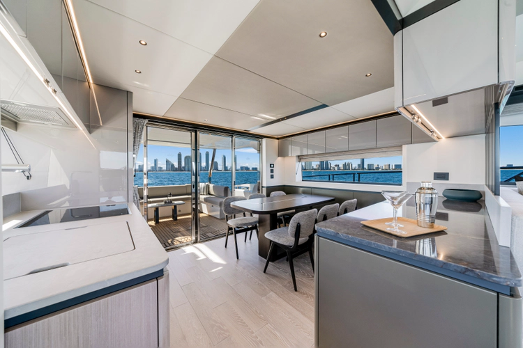 Manhattan 68 Yacht Photos Pics 