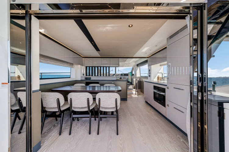 Manhattan 68 Yacht Photos Pics 