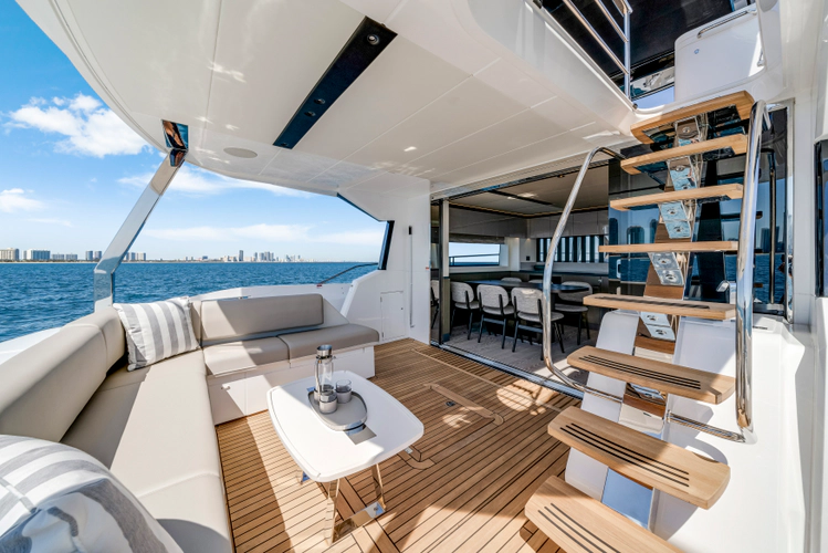 Manhattan 68 Yacht Photos Pics 