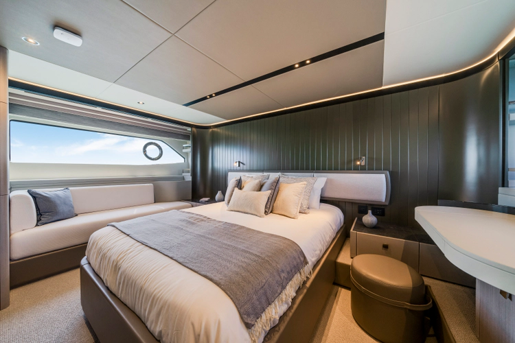 Manhattan 68 Yacht Photos Pics 