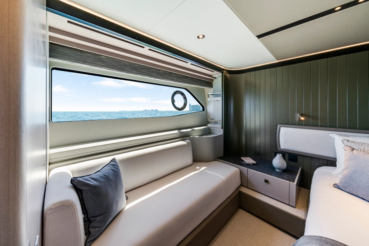 Manhattan 68 Yacht Photos Pics 