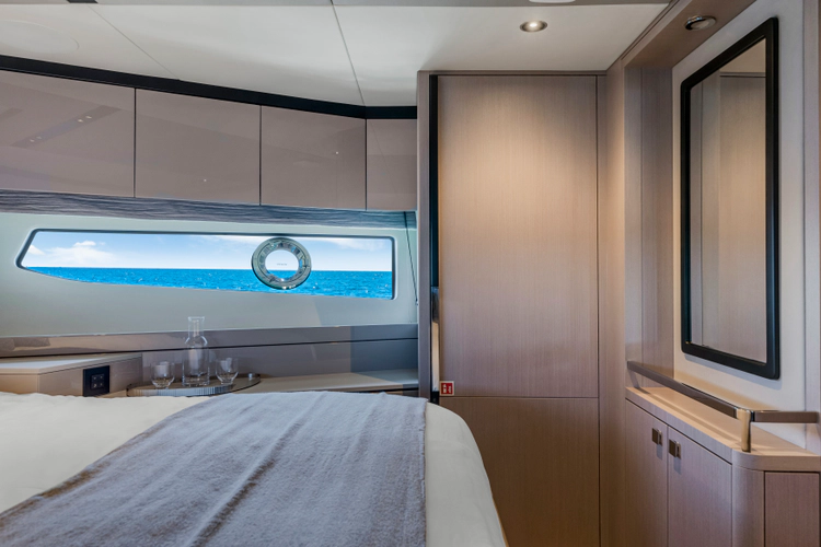 Manhattan 68 Yacht Photos Pics 