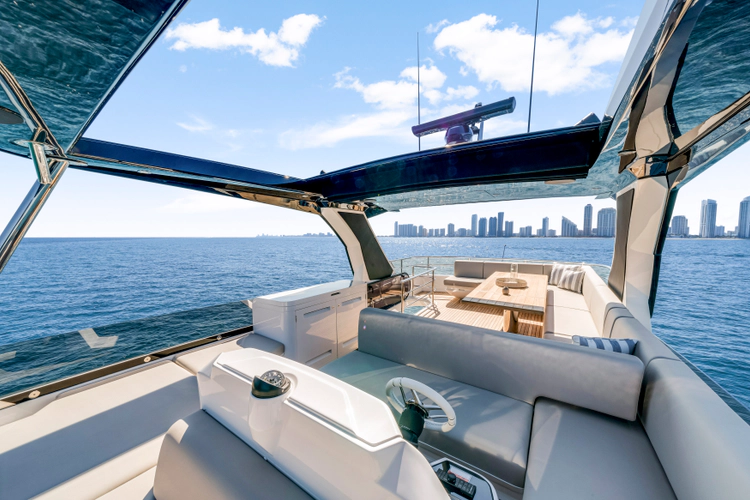 Manhattan 68 Yacht Photos Pics 