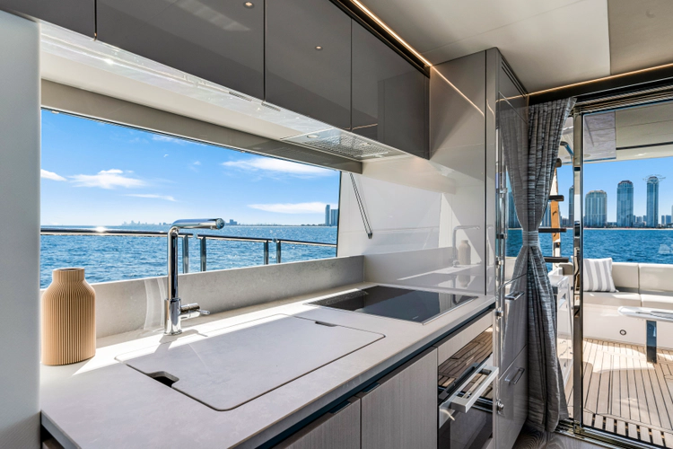 Manhattan 68 Yacht Photos Pics 