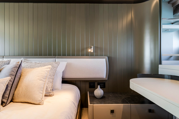 Manhattan 68 Yacht Photos Pics 