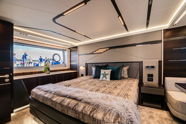 Predator 65 Yacht Photos Pics 