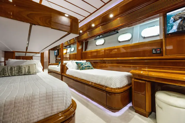 Sinpatico Yacht Photos Pics 