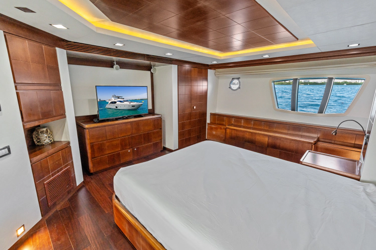 Knot Woke Yacht Photos Pics 