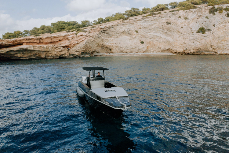 F11 Yacht Photos Pics 