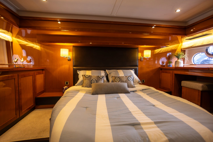 Amber Roots Yacht Photos Pics 