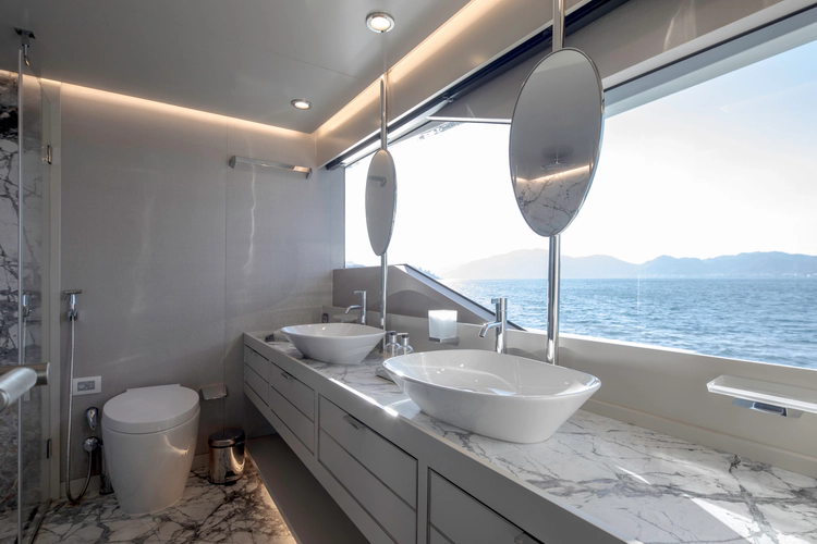 Q.m. Yacht Photos Pics 