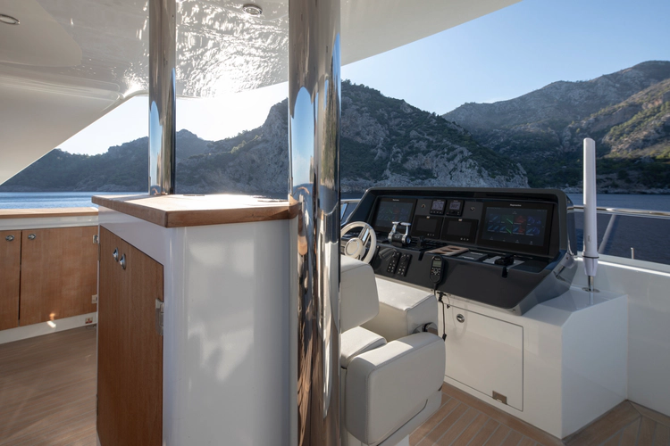 Q.m. Yacht Photos Pics 