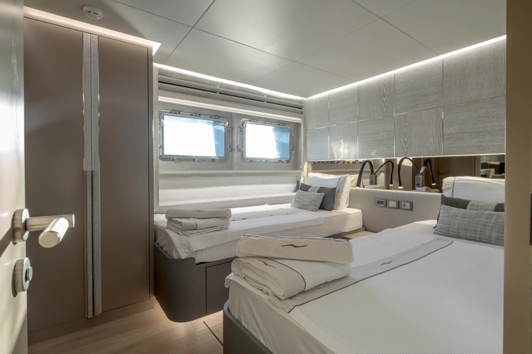 Q.m. Yacht Photos Pics 