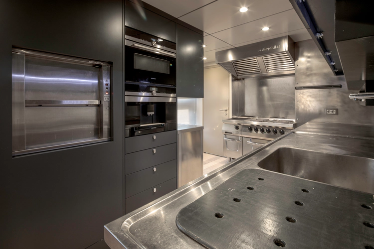 Q.m. Yacht Photos Pics 