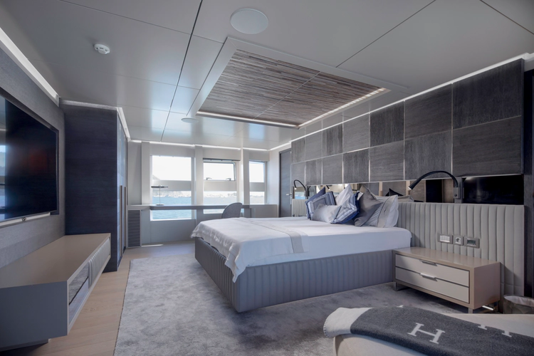 Q.m. Yacht Photos Pics 